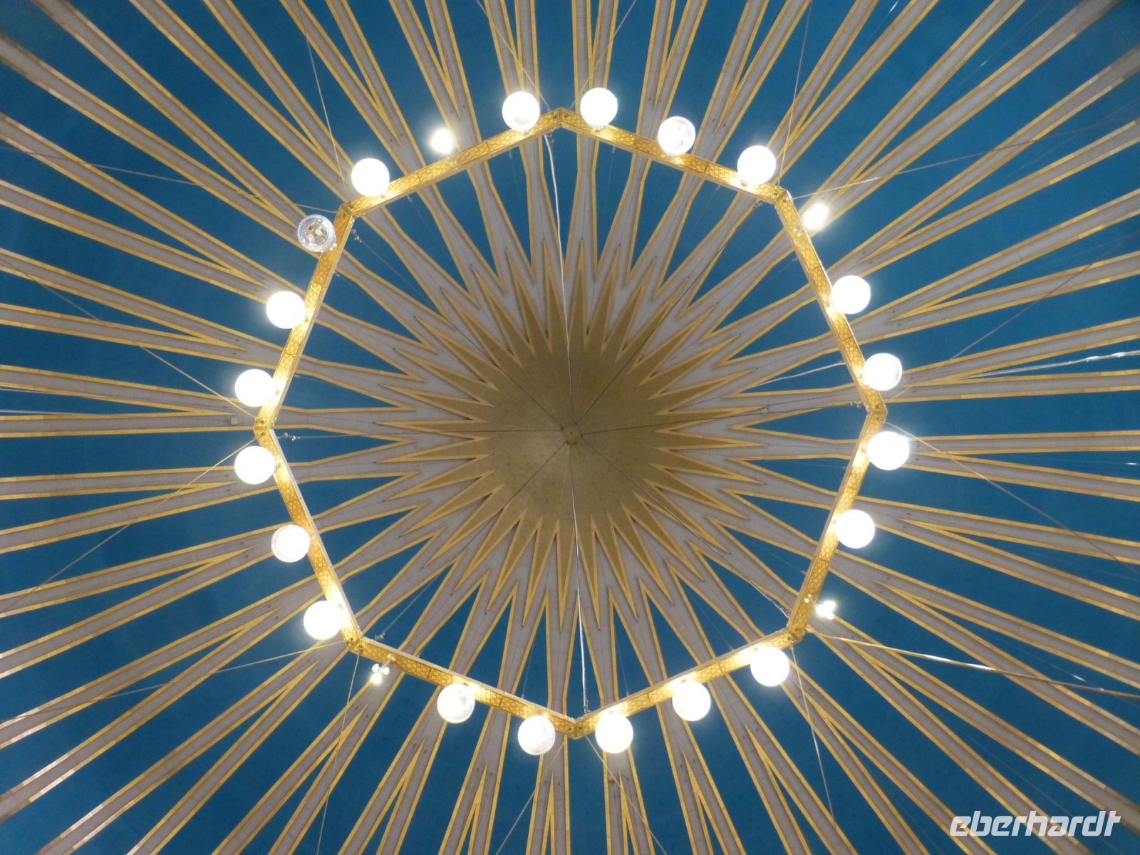 Ein Leuchter lässt die Moschee erstrahlen.