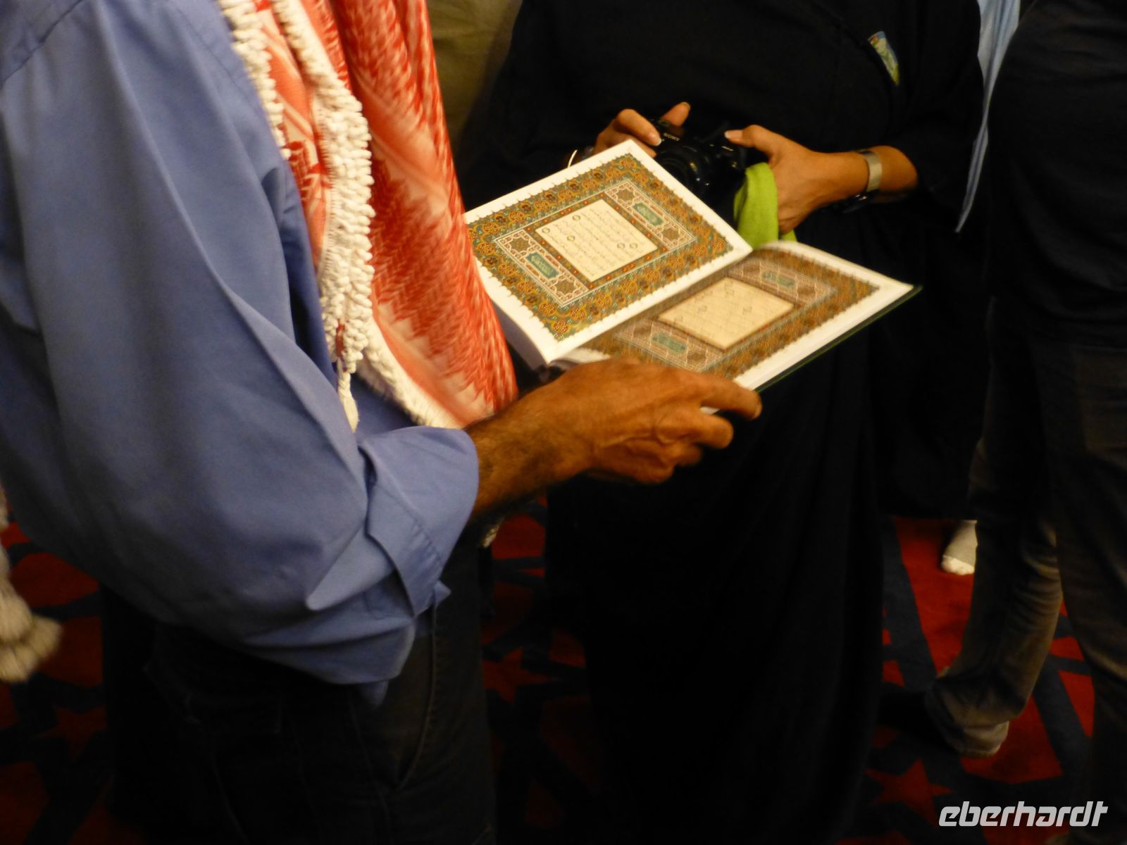 Mahmoud singt uns die erste Sure vor.