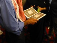 Mahmoud singt uns die erste Sure vor.