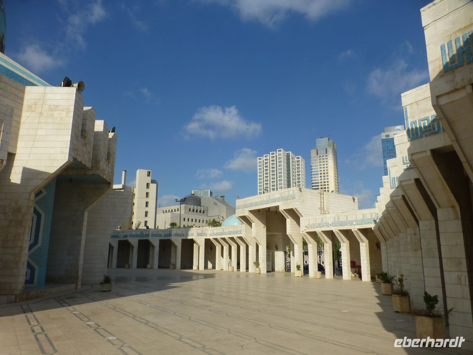 Die Architektur der Moschee setzt sich in den modernen Hochhäusern weiter.