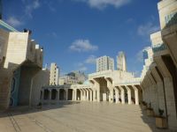 Die Architektur der Moschee setzt sich in den modernen Hochhäusern weiter.