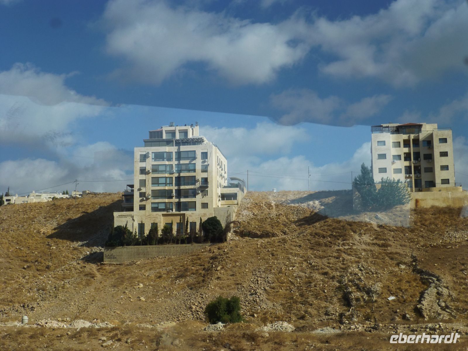 Bauerwartungsland in der Hauptstadt. Einen Bebauungsplan scheint es nicht zu geben. Und so wird die Infrastruktur gelegt, wo sie gebraucht wird: Straßen, Strom, Kanalisation.