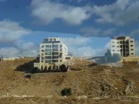 Bauerwartungsland in der Hauptstadt. Einen Bebauungsplan scheint es nicht zu geben. Und so wird die Infrastruktur gelegt, wo sie gebraucht wird: Straßen, Strom, Kanalisation.