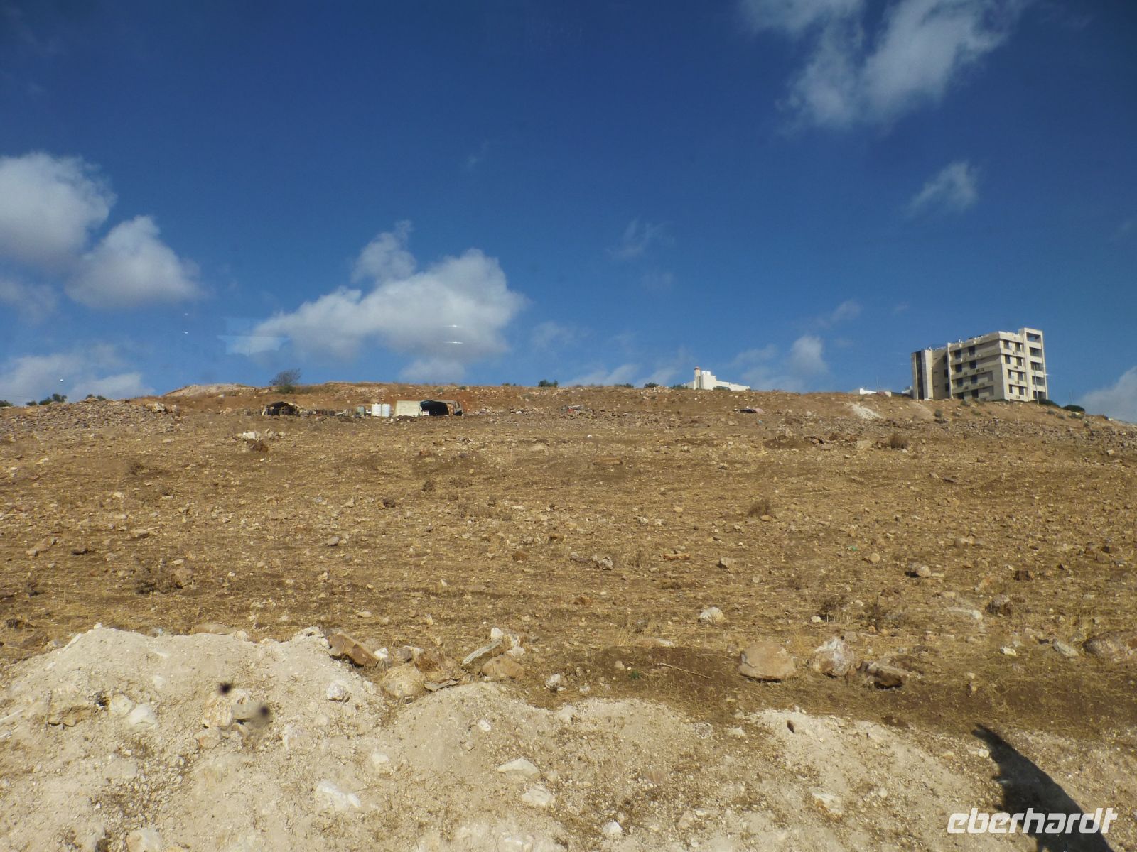 Das Beduinenzelt links nimmt sich merkwürdig fremd aus. 