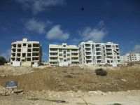 Jede Wohnung hat einen Balkon, während drinnen Tag und Nacht die Klimaanlage surrt. 