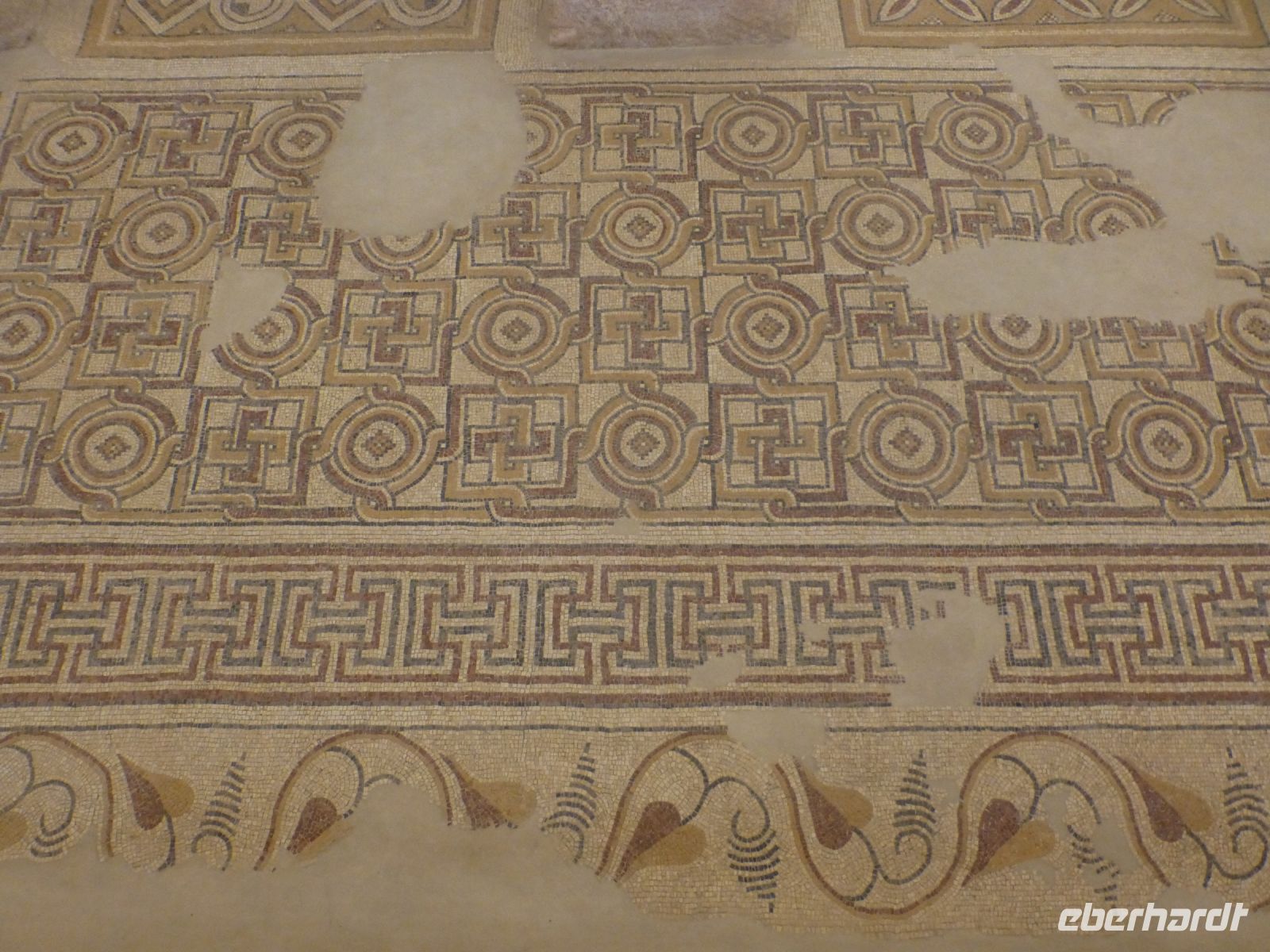 Die Mosaikkunst spielt eine sehr große Rolle in diesem Landstrich. Die stilisierten Blätter wirken ganz modern. Und das innere Feld ist nur in drei Farben angelegt und doch so reich in seiner Gestaltung. In der byzantinischen Basilika auf Berg Nebo.