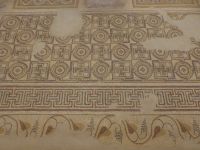 Die Mosaikkunst spielt eine sehr große Rolle in diesem Landstrich. Die stilisierten Blätter wirken ganz modern. Und das innere Feld ist nur in drei Farben angelegt und doch so reich in seiner Gestaltung. In der byzantinischen Basilika auf Berg Nebo.