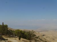 Der Blick, den Moses hinüber ins gelobte Land hatte und zum Toten Meer im Mittelgrund.