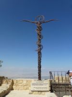 Das Kreuz, von einer Schlange umschlungen, steht als Symbole der Kreuzigung Jesu und für Moses und für die Verbindung des Neuen und Alten Testaments.