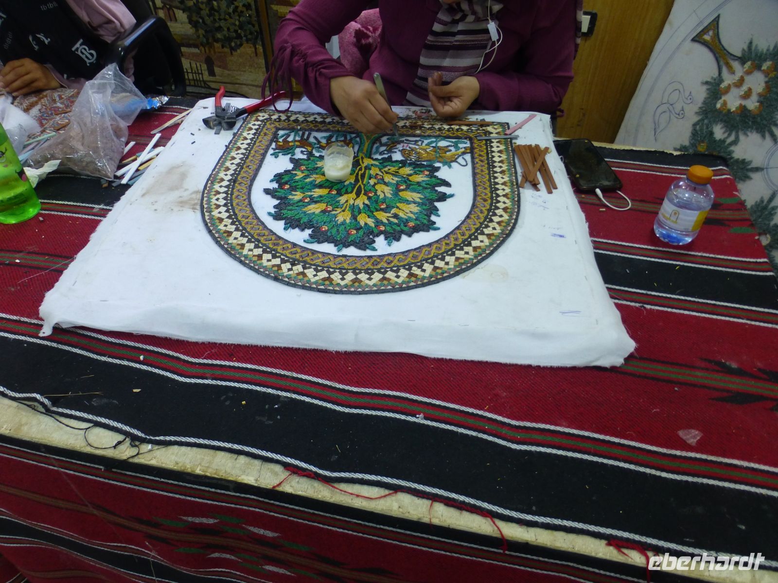 In einer Werkstätte erfahren wir, wie Mosaike heute hergestellt werden. 