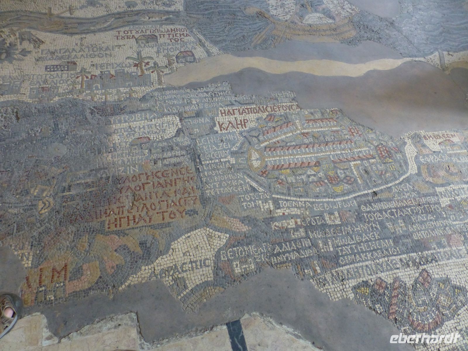 Denn das kostbare Stück ist über die Jahre hinweg arg in Mitleidenschaft geraten. Links oben erkennt man die Brücke, die über den Jordan führt.