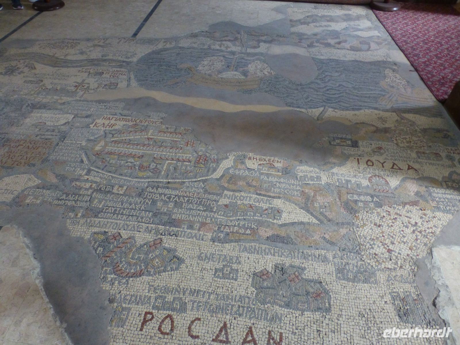 Jerusalem ist die große Stadt in der Mitte und darüber liegt das Tote Meer. 