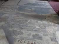 Jerusalem ist die große Stadt in der Mitte und darüber liegt das Tote Meer. 