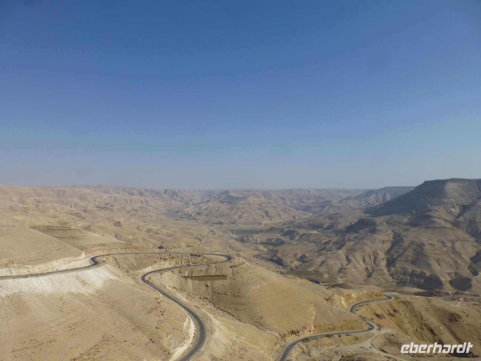 Blick auf das Wadi Mujib, ein 400 m tiefer und 4 km langer Riss.