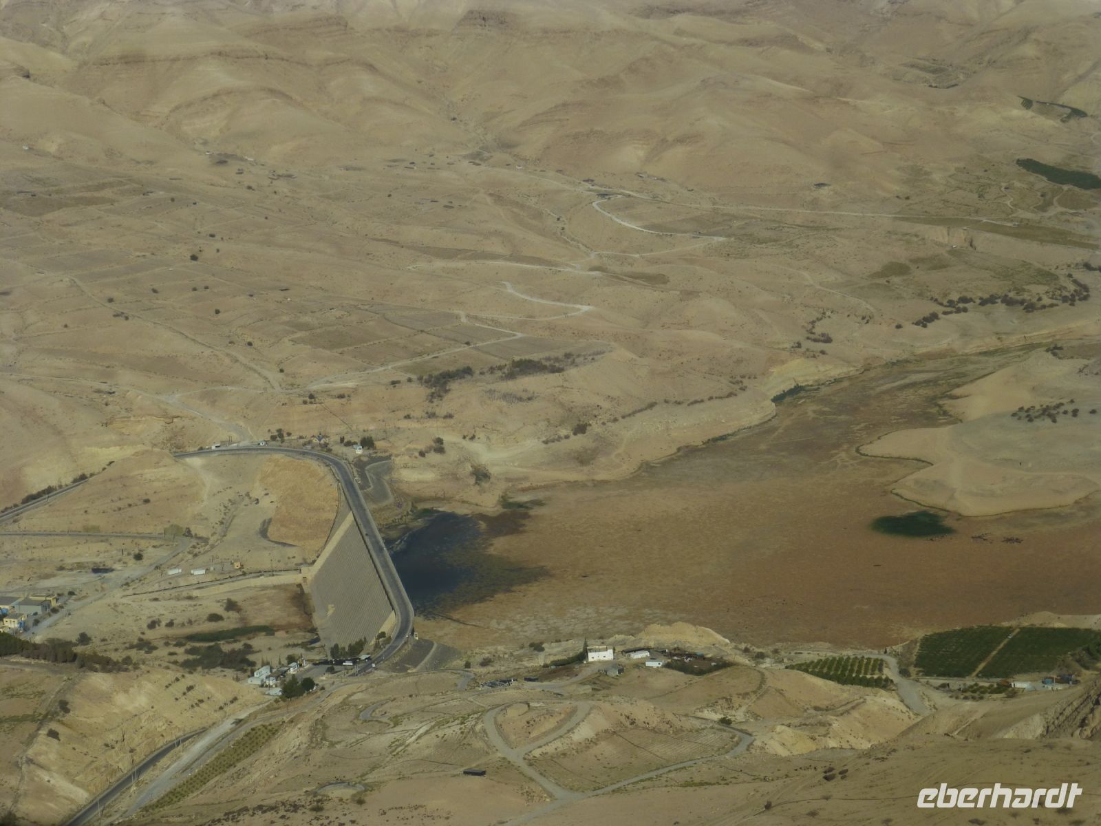 Der Stausee hält noch eine Pfütze fest. Der Arnon bildete in biblischer Zeit die Grenze zwischen Moab im Süden und des Reichs David im Norden.