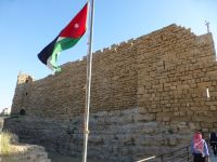 Die  Kreuzritterburg Kerak, die 40 Jahre den Angriffen standhielt. Der graue, gröbere Stein ist aus Kreuzritterzeit, der gelbe aus muslimischer Zeit.