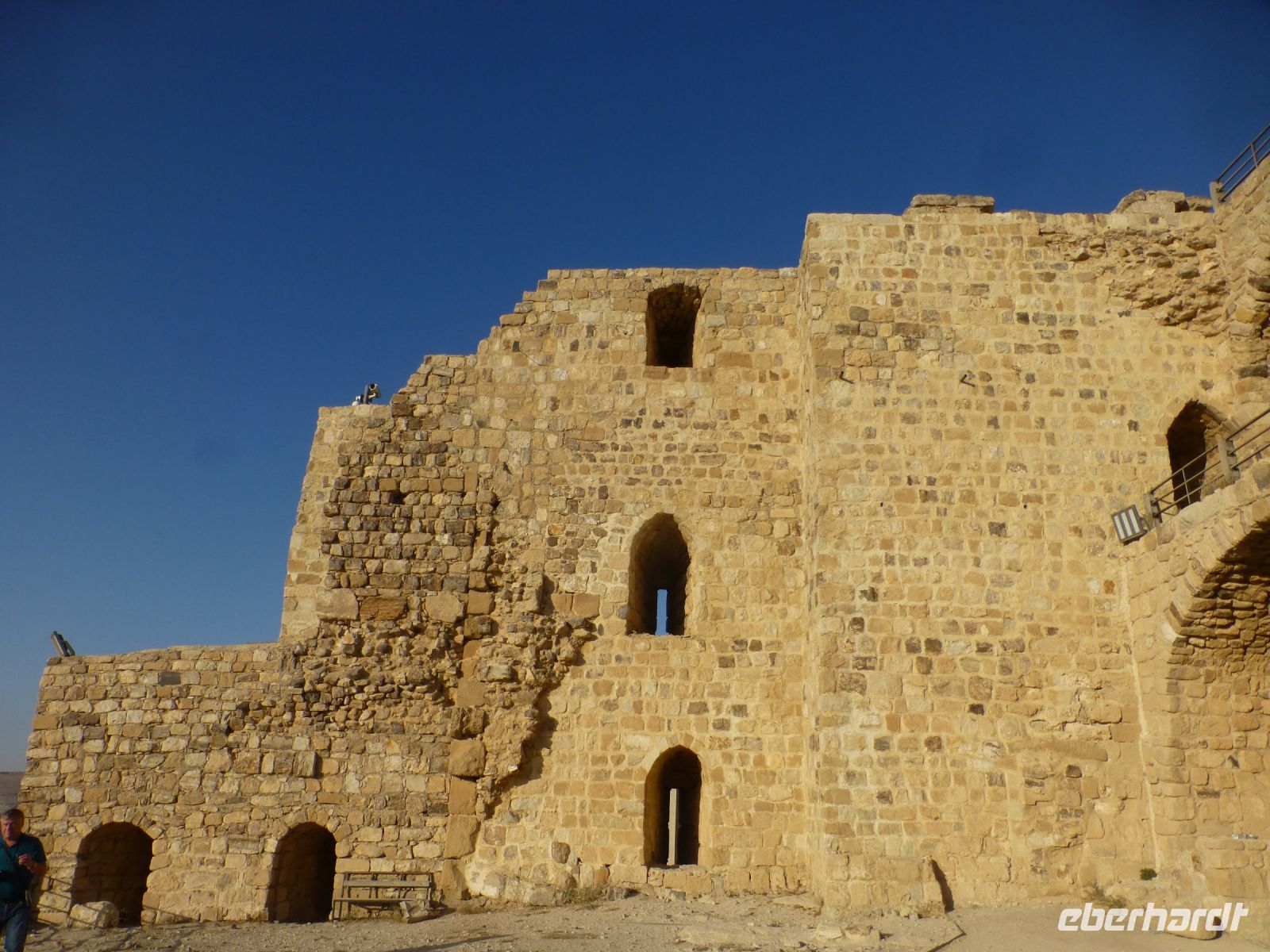 Die Mauern sind von eindrucksvoller Dicke.
