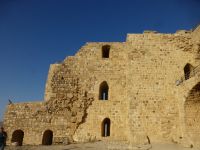 Die Mauern sind von eindrucksvoller Dicke.