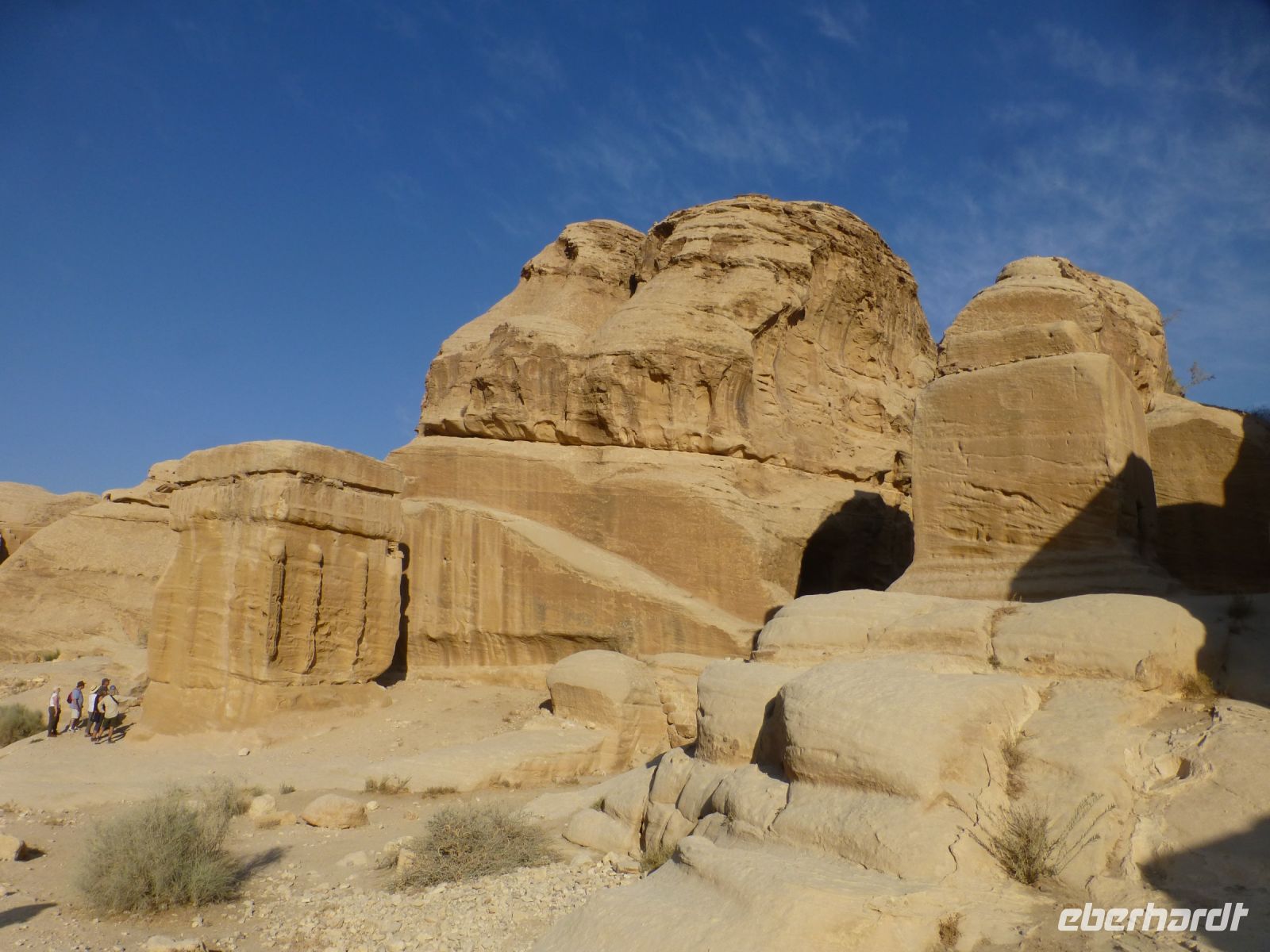 Diese Kuben, aus dem Stein gehauen, sind Grabstätten. Der Leichnam wurde daneben bestattet, der Kubus beherbergt die Seele. Eine Begräbnisform, die aus Mesopotamien stammt.