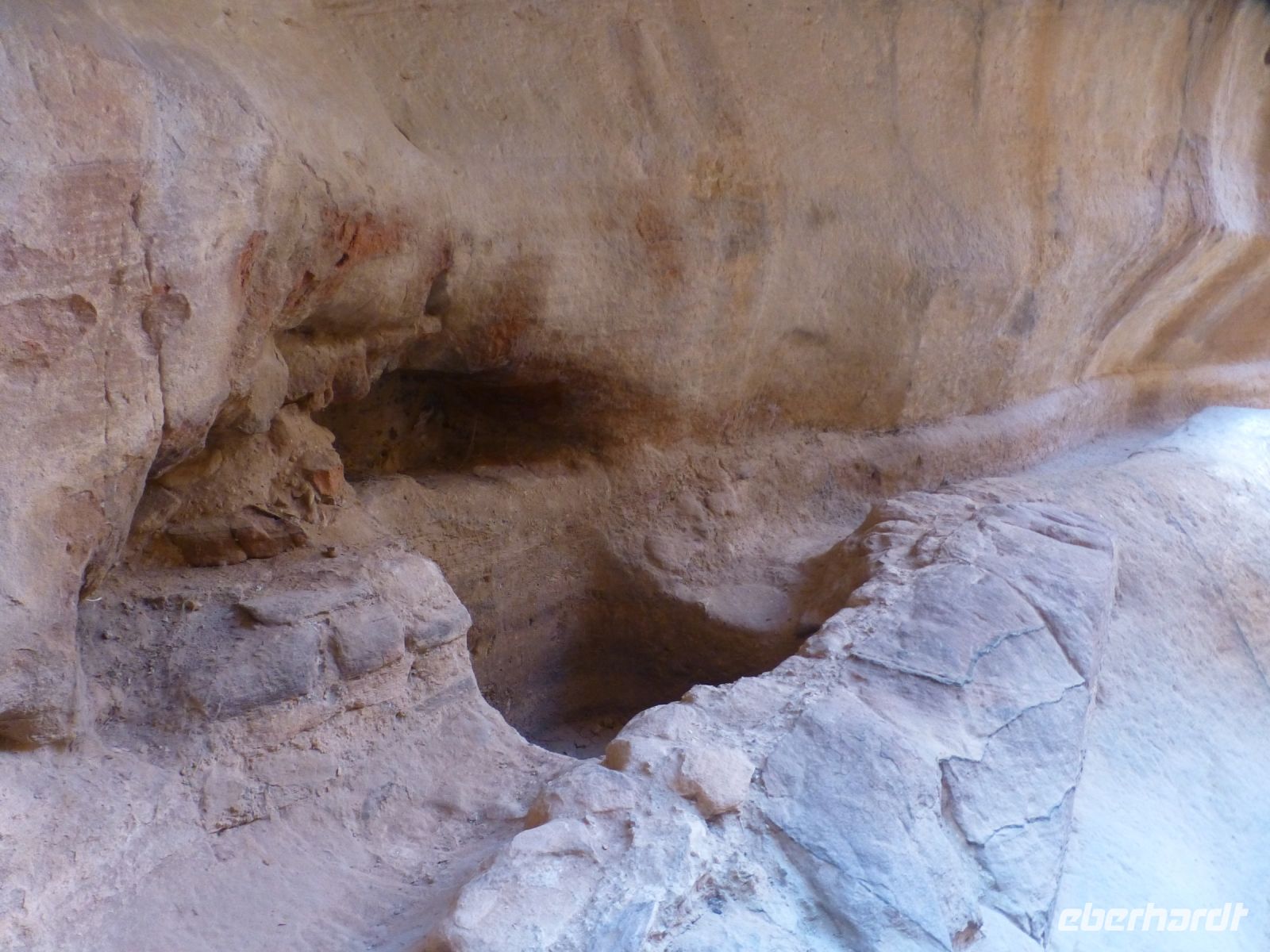 Im Siq läuft diese Wasserinne entlang des Weges und erlaubt dem Reisenden, sich zu erfrischen und die Tiere zu tränken.