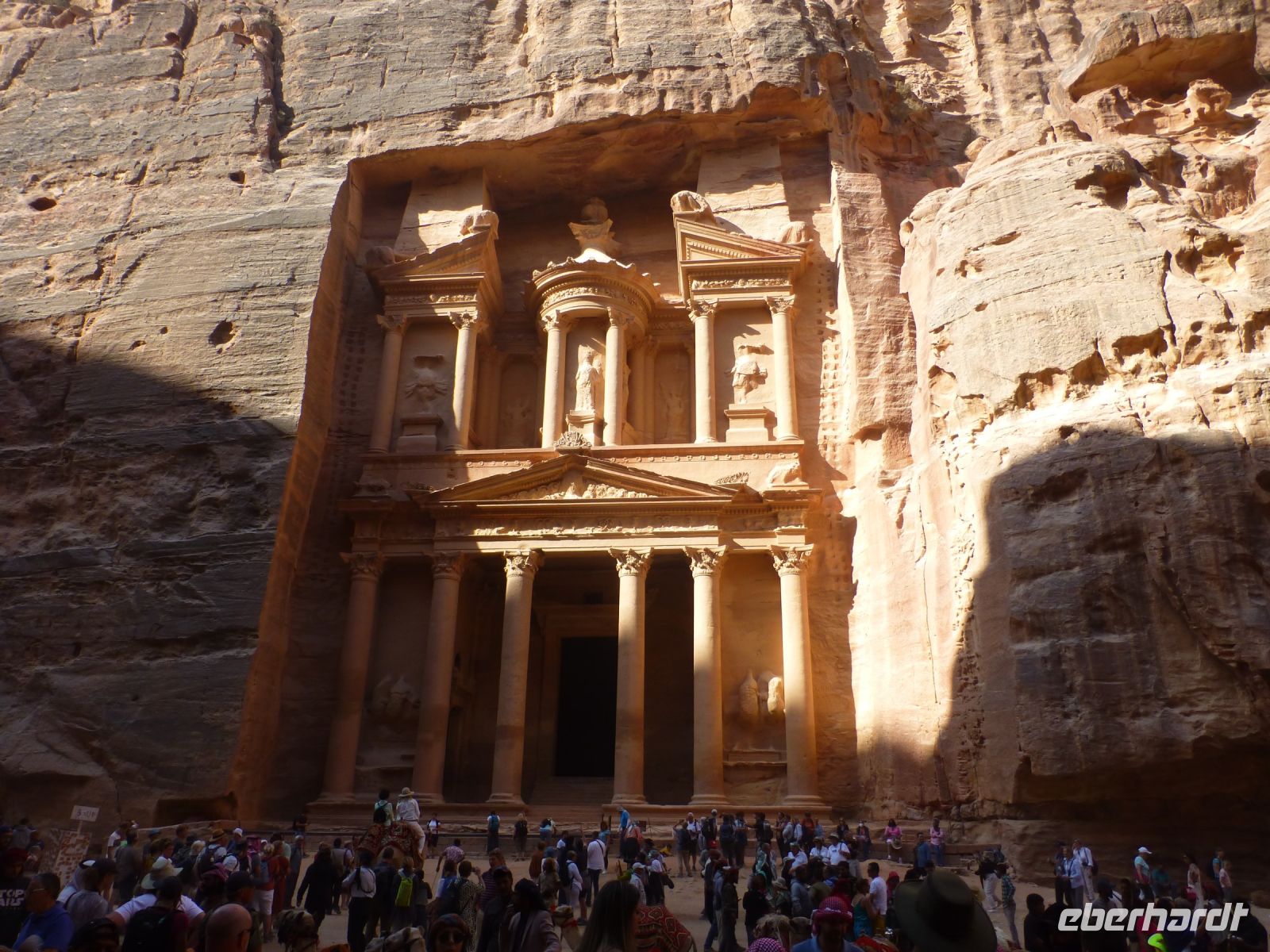 Gege 9 Uhr ist das Treiben an diesem Fleck am größten, wenn die Sonne auf die Fassade fällt.