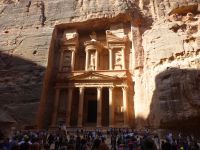 Gege 9 Uhr ist das Treiben an diesem Fleck am größten, wenn die Sonne auf die Fassade fällt.