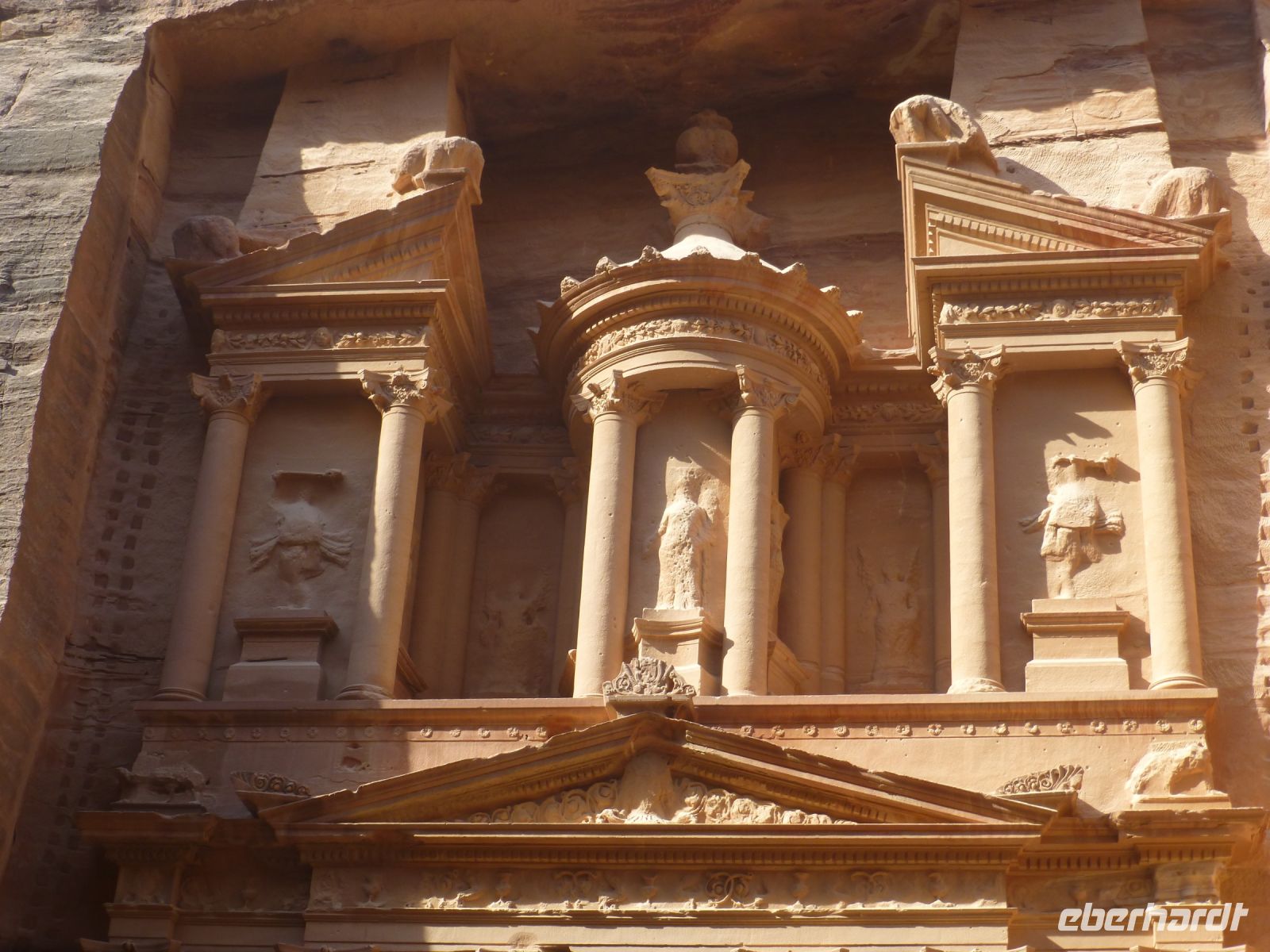 Kein Bauwerk – eine Skulptur, aus dem Fels gehauen, mit einer Formenfülle, die sich vieler Stile bedient. 