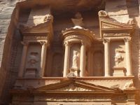 Kein Bauwerk – eine Skulptur, aus dem Fels gehauen, mit einer Formenfülle, die sich vieler Stile bedient. 