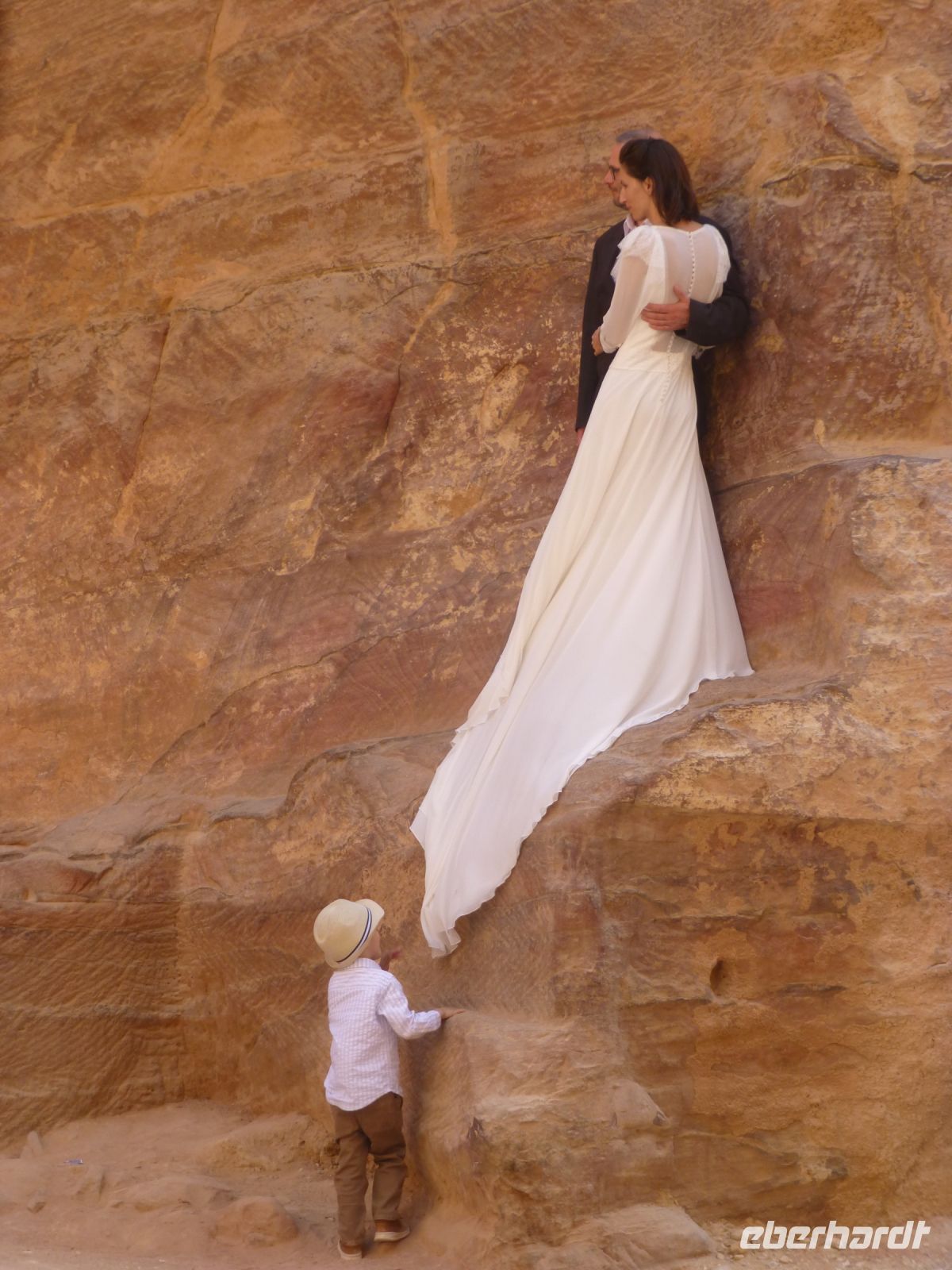 Eine ungewöhnliche Kulisse für einen schönen Moment.