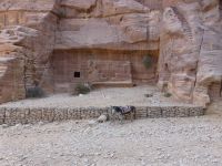Die Treppe rechts oben hatte auch einen Anfang. Solche „Himmelsleitern“ gibt es viele – in den Stein gehauene Stufen. 