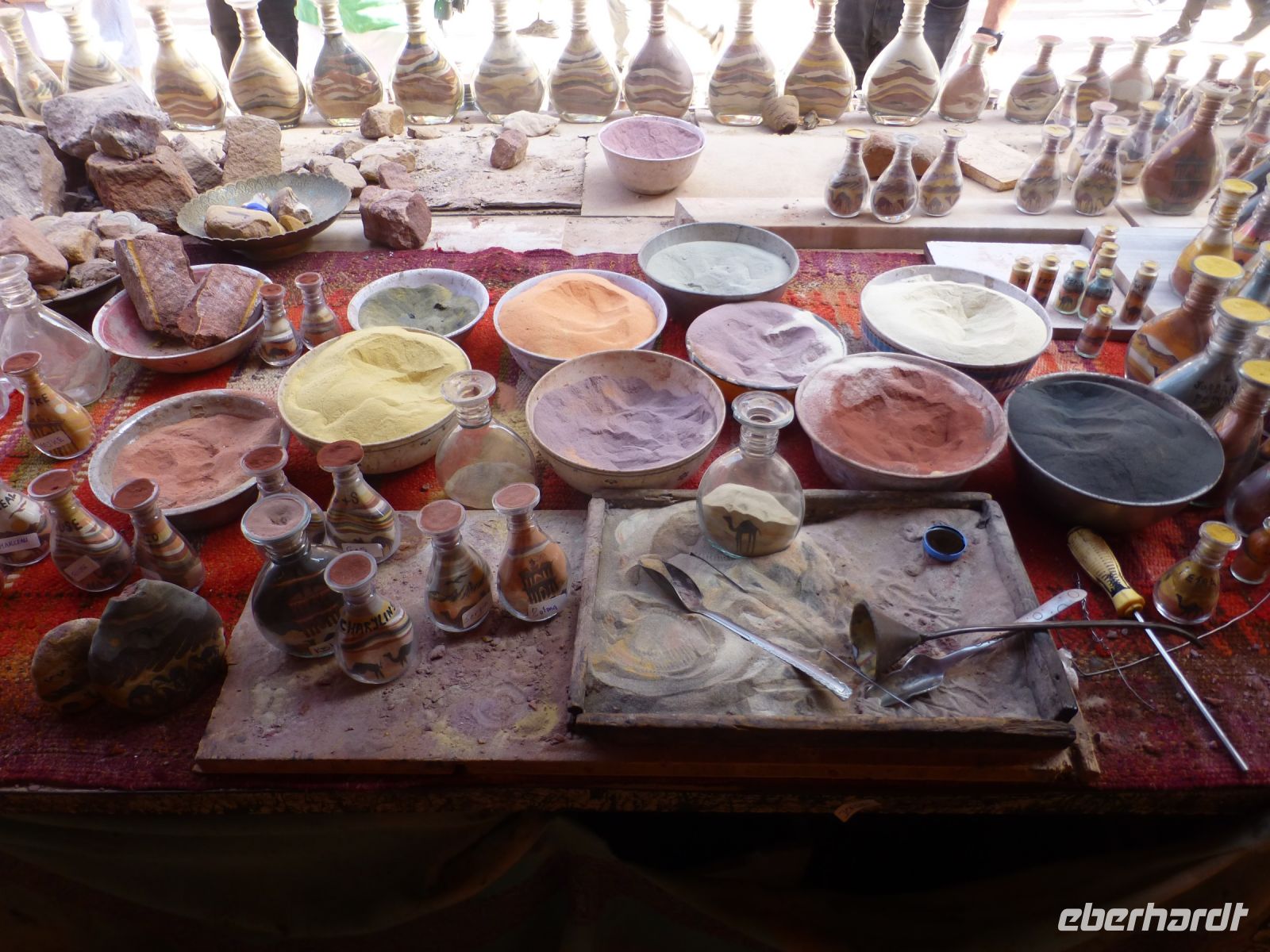 Der farbige Sand wird mit viel Geschick in Flaschen gefüllt…