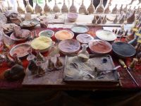 Der farbige Sand wird mit viel Geschick in Flaschen gefüllt…