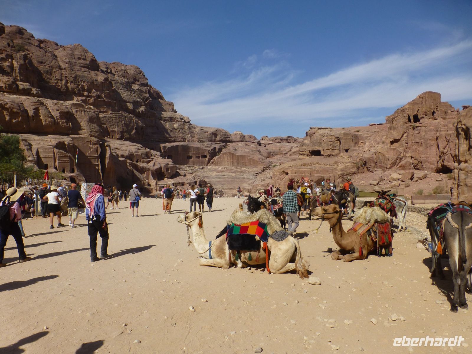 Buntes Treiben im Wadi Musa. Im Hintergrund das Theater, das die Römer vergrößert haben, in dem sie einige Gräber dafür opferten.