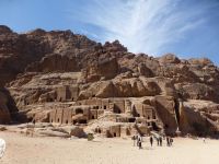 Einfache Fassadengräber, einige von insgesamt 620. Das Zinnenmotiv am oberen Rand stammt aus Mesopotamien. 