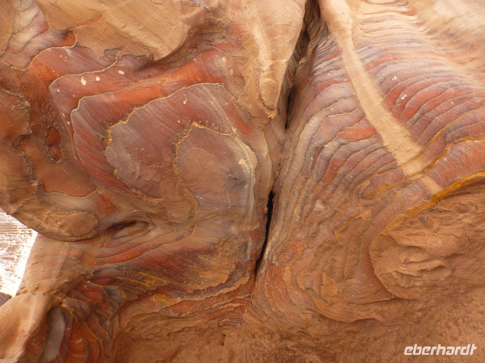 Der Sandstein taucht in einer Farbenfreude und einem Variantenreichtum auf, den man mit eigenen Augen sehen muss.