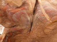 Der Sandstein taucht in einer Farbenfreude und einem Variantenreichtum auf, den man mit eigenen Augen sehen muss.