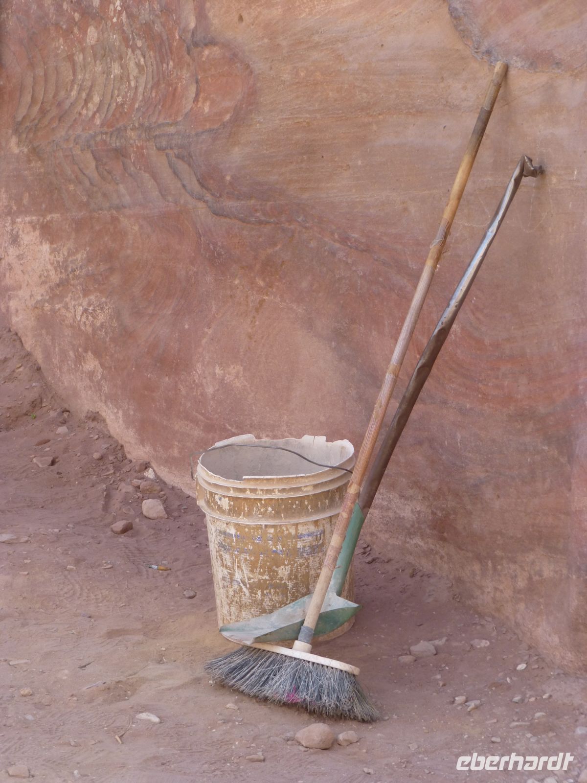 Die Wege werden vom Tierkot penibel gesäubert. Alles andere bleibt liegen.