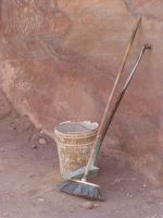 Die Wege werden vom Tierkot penibel gesäubert. Alles andere bleibt liegen.