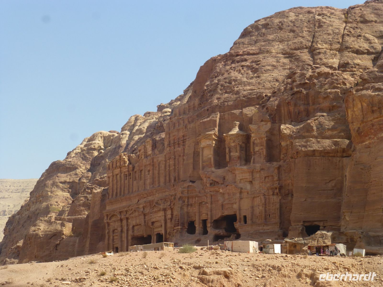 Ganz links, stattlich, breit hoch, das Mausoleum des Sextius Florentius, der Statthalter der Provinz Arabia, der sich in ein gemachtes Nest setzen ließ. Daneben das dem Schatzhaus nachempfundene Palastgrab.