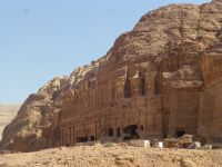 Ganz links, stattlich, breit hoch, das Mausoleum des Sextius Florentius, der Statthalter der Provinz Arabia, der sich in ein gemachtes Nest setzen ließ. Daneben das dem Schatzhaus nachempfundene Palastgrab.