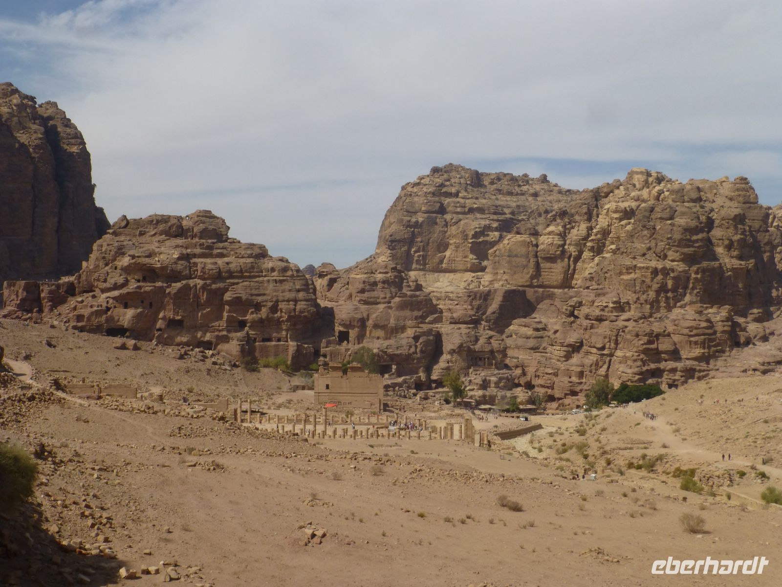 Blick auf das andere Ende des Tales mit Großem Tempel und Qasr al-Bint