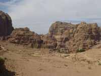 Blick auf das andere Ende des Tales mit Großem Tempel und Qasr al-Bint