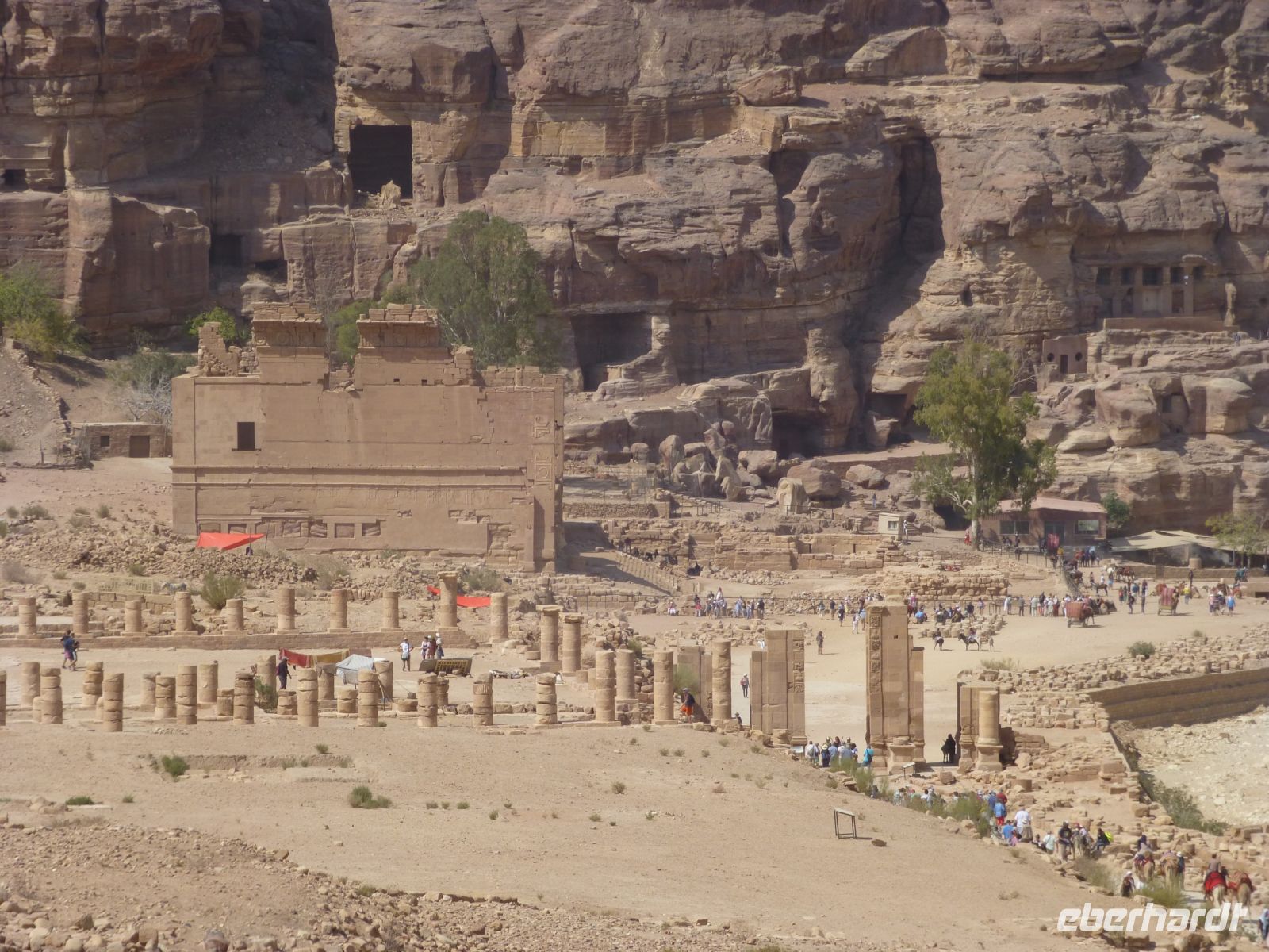 Rechts das Temenostor. Unter den roten Zelten finden Grabungen statt. 
