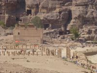 Rechts das Temenostor. Unter den roten Zelten finden Grabungen statt. 