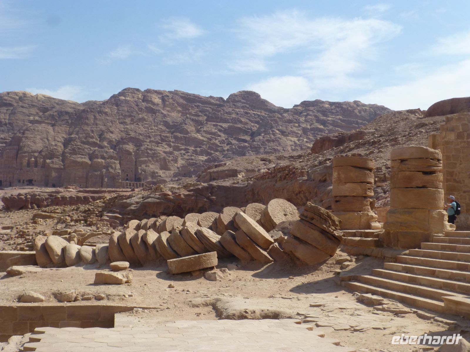 Ein Erdbeben hat die Säulen einstürzen lassen wie ein Stapel Dukaten.