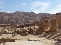 Ein Erdbeben hat die Säulen einstürzen lassen wie ein Stapel Dukaten.