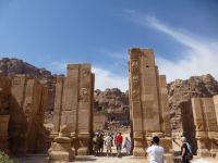 Das Temenostor (Temenos = Tempelbezirk) markiert die Grenze zwischen profanen und sakralem Bereich. 