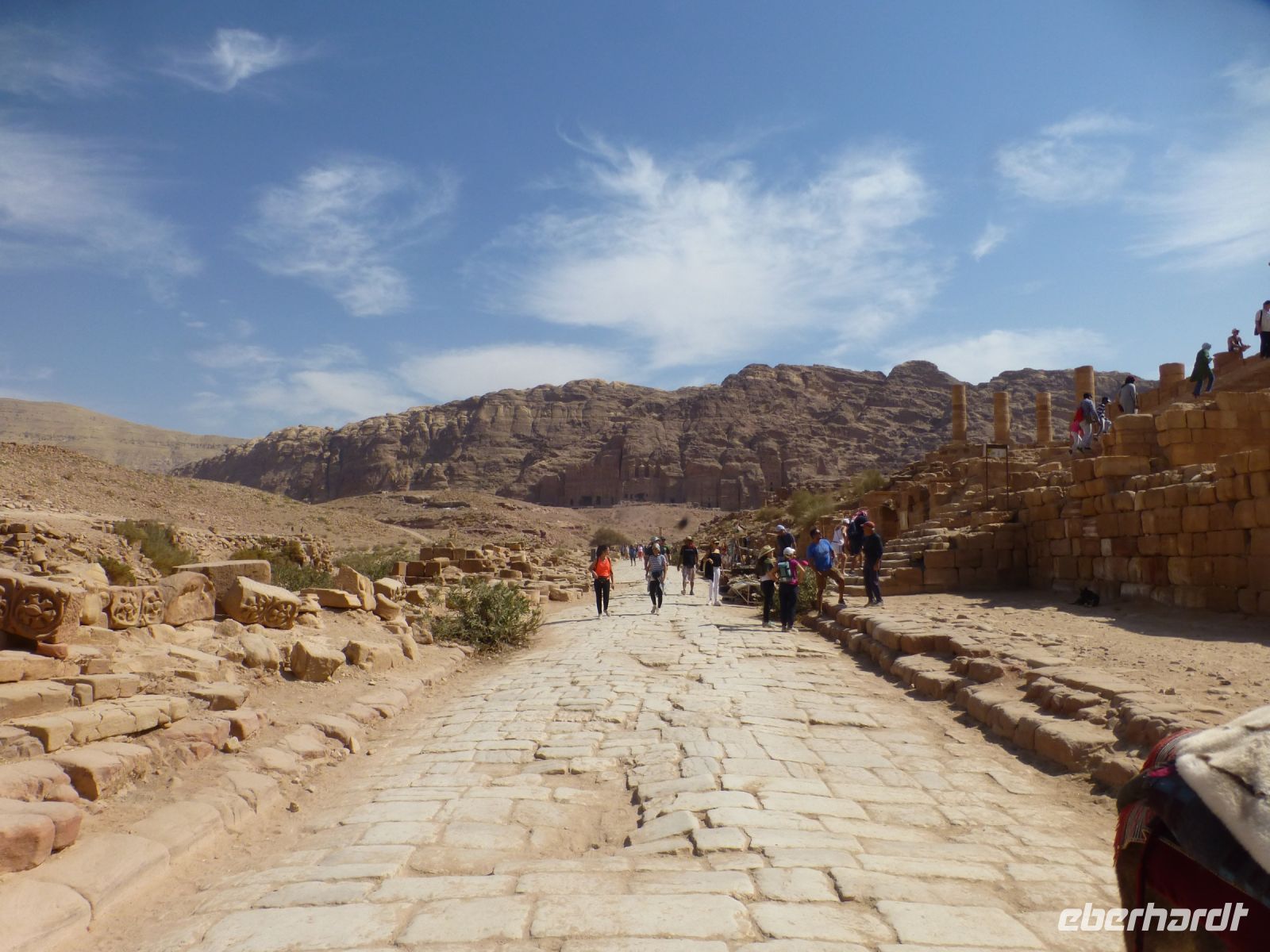Der Cardo Maximus mit Säulenkolonnaden, Nympheum, Läden wurde bis in 6. Jh. n.Chr. genutzt.