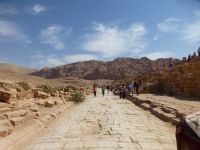 Der Cardo Maximus mit Säulenkolonnaden, Nympheum, Läden wurde bis in 6. Jh. n.Chr. genutzt.