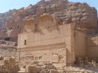 Qasr al-Bint, der Palast der Tochter des Pharao, ist das einzige freistehende Gebäude in Petra und war das Hauptheiligtum der Stadt.